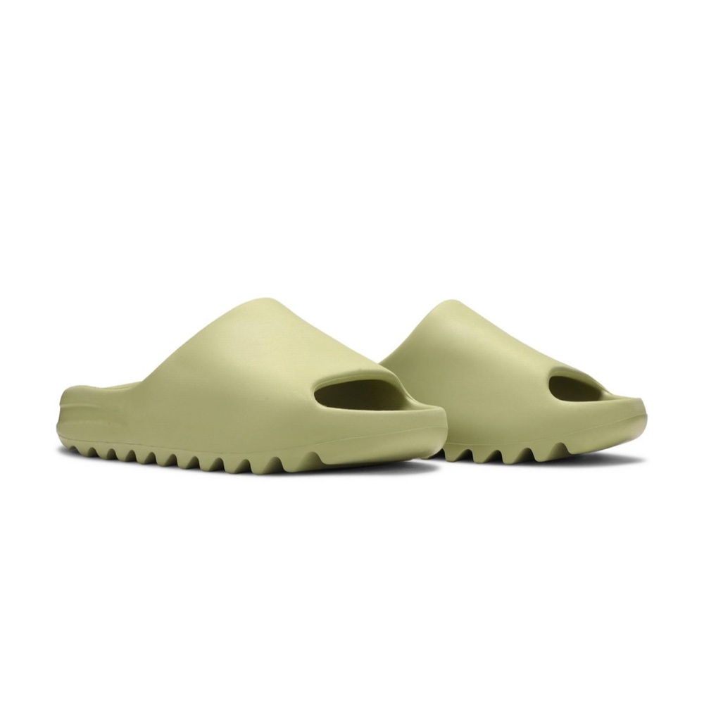Toddler Yeezy‘s Adidas slides